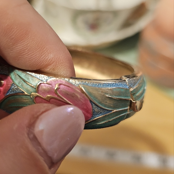 Vintage Kramer hinged bangle bracelet - Picture 4 of 16